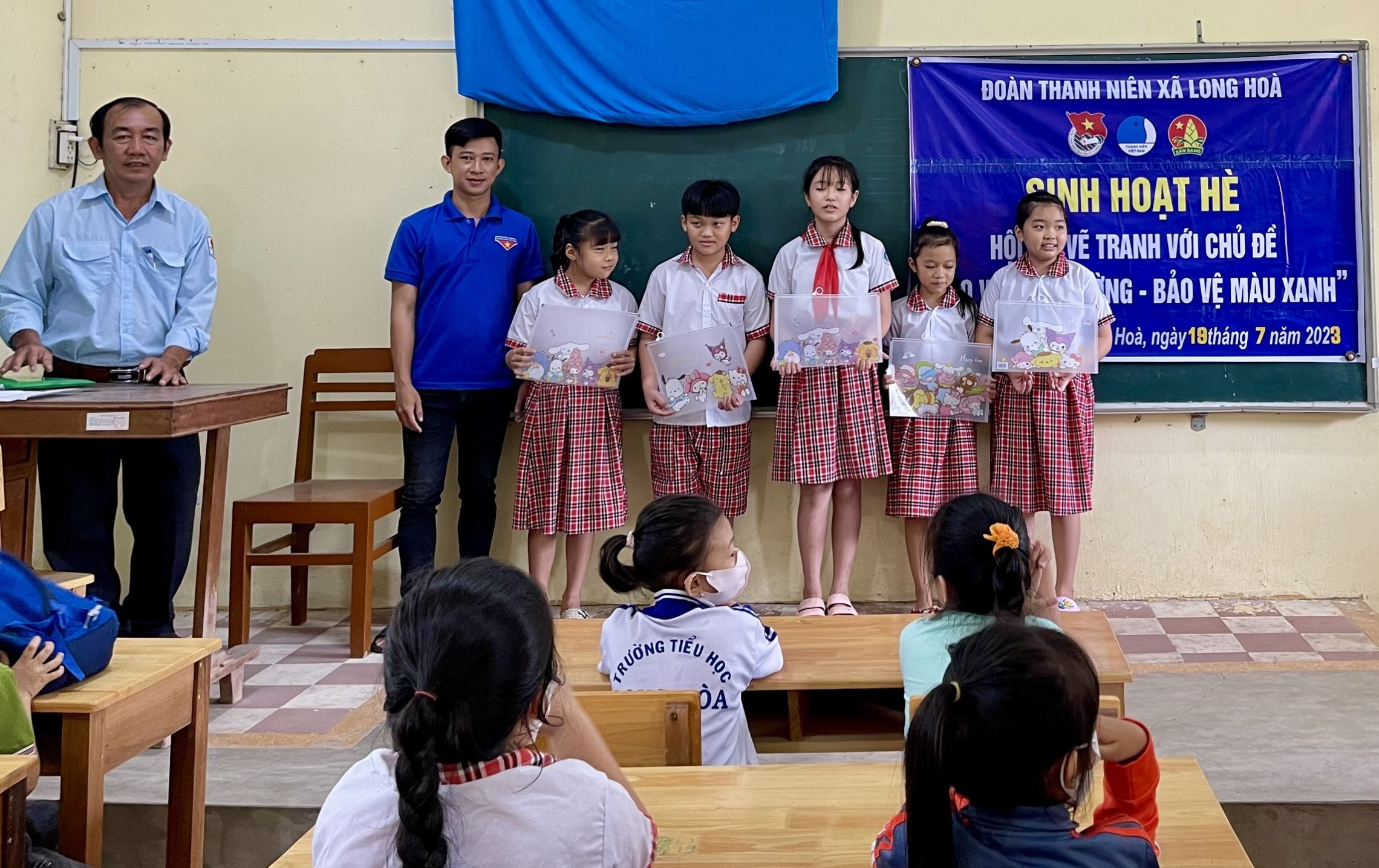 học sinh tham gia vẽ tranh