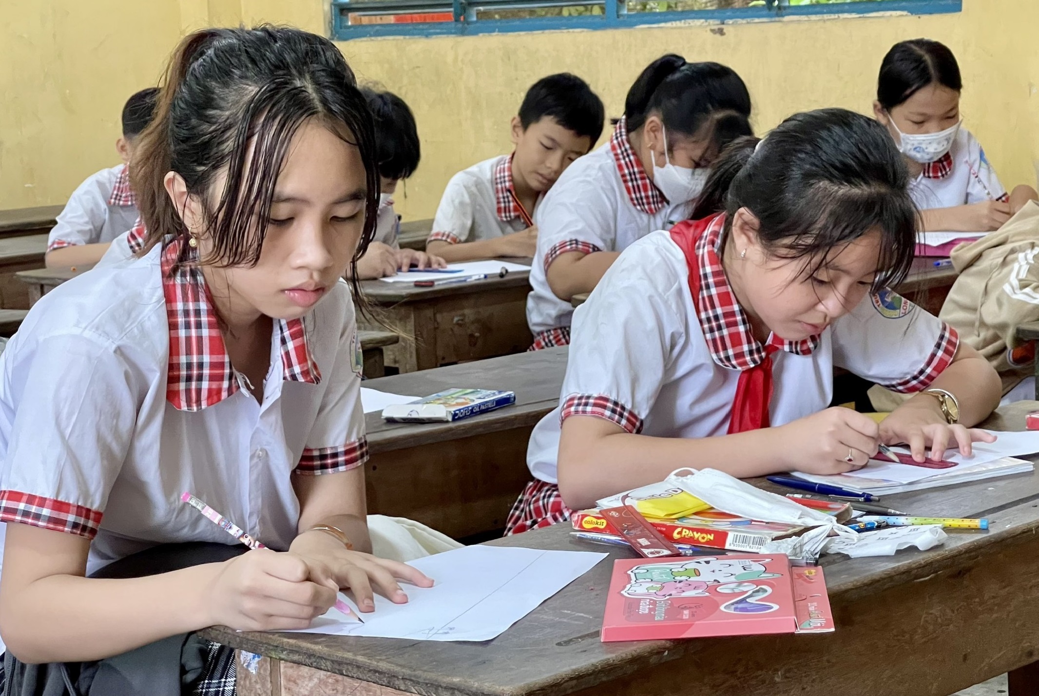 học sinh tham gia vẽ tranh
